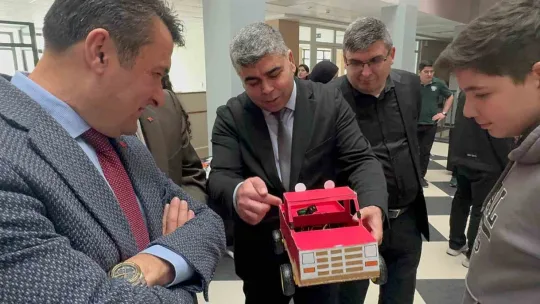 Liseliler yük gemileri için hidrolik sistemli köprü tasarladı