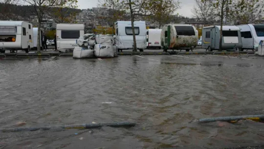 Kentin en büyük otoparkı denizle birleşti