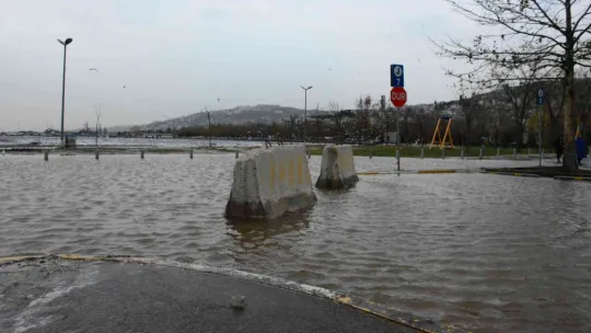 Kentin en büyük otoparkı denizle birleşti