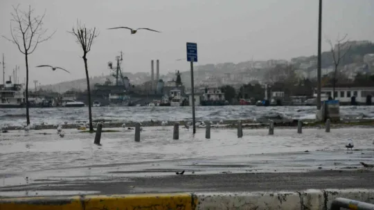 Kentin en büyük otoparkı denizle birleşti
