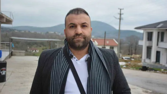 Lodosun devirdiği tabelalardan canını son anda kurtardı