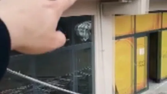 Lodosun devirdiği tabelalardan canını son anda kurtardı