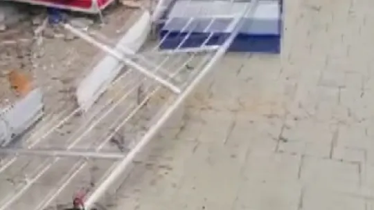 Lodosun devirdiği tabelalardan canını son anda kurtardı