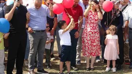 Minik Kağan için gökyüzüne yüzlerce balon bıraktılar