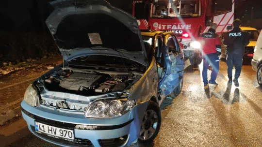 Lüks araçla çarpışan otomobildeki 4 kişi yaralandı