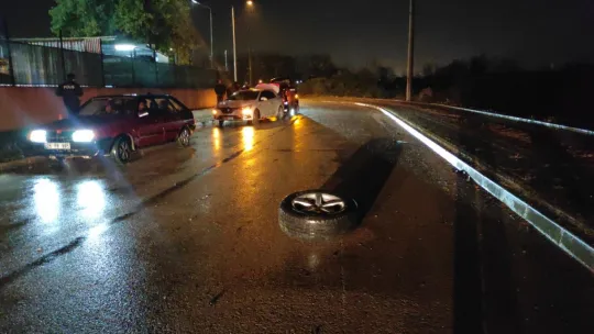 Lüks araçla çarpışan otomobildeki 4 kişi yaralandı