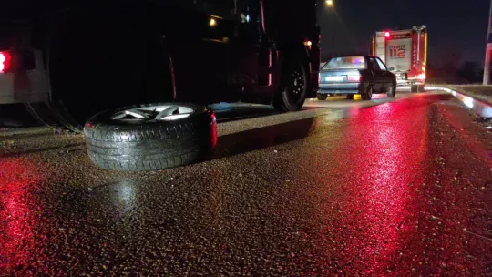 Lüks araçla çarpışan otomobildeki 4 kişi yaralandı
