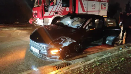 Lüks araçla çarpışan otomobildeki 4 kişi yaralandı
