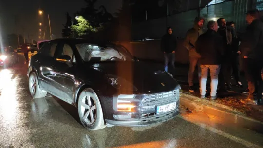 Lüks araçla çarpışan otomobildeki 4 kişi yaralandı