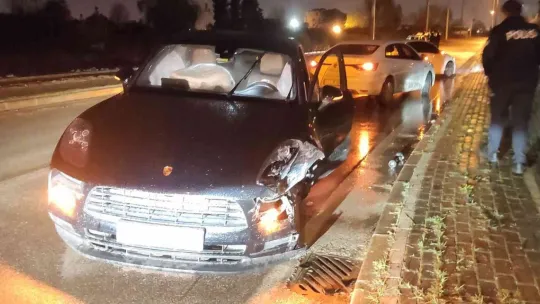 Lüks araçla çarpışan otomobildeki 4 kişi yaralandı