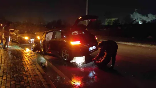 Lüks araçla çarpışan otomobildeki 4 kişi yaralandı