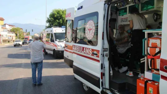 Lüks otomobil ile hafif ticari araç çarpıştı! Yaralılar var!