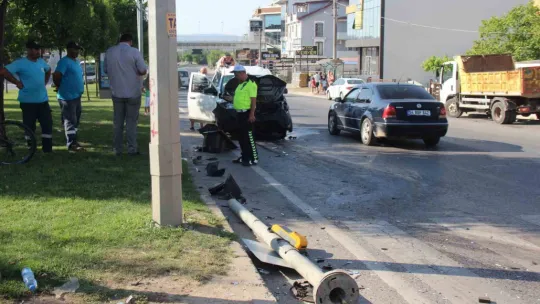 Lüks otomobil ile hafif ticari araç çarpıştı! Yaralılar var!