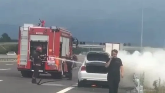 Lüks otomobil alevlere teslim oldu