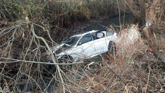 Lüks otomobil sulama kanalına uçtu: 3 yaralı