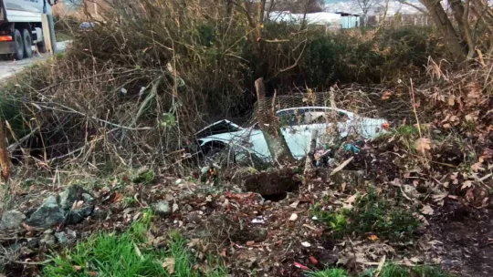 Lüks otomobil sulama kanalına uçtu: 3 yaralı