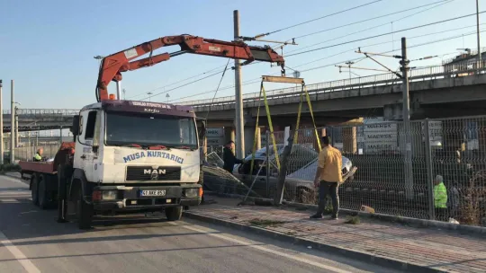 Lüks otomobil tren raylarına uçtu