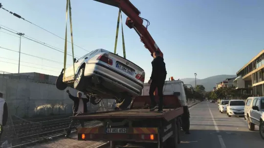 Lüks otomobil tren raylarına uçtu