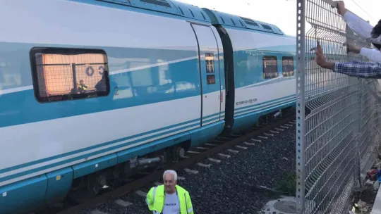 Lüks otomobil tren raylarına uçtu