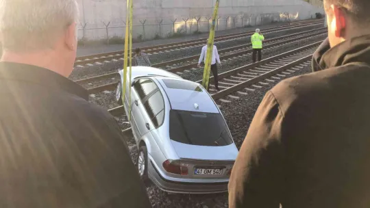 Lüks otomobil tren raylarına uçtu