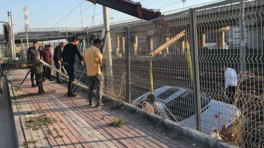 Lüks otomobil tren raylarına uçtu