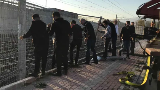 Lüks otomobil tren raylarına uçtu