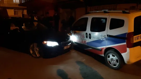 Lüks otomobilin içinde dehşeti yaşadı, kaçarken kaza yaptı