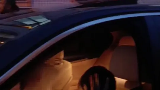 Lüks otomobilin içinde dehşeti yaşadı, kaçarken kaza yaptı