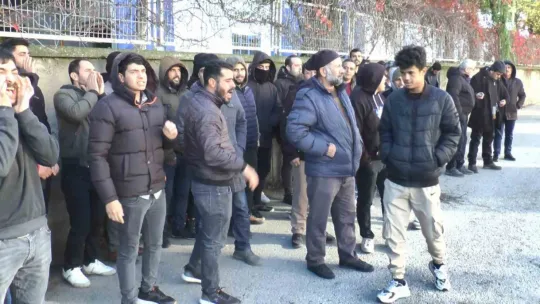 Maaşlarını alamayan işçiler fabrikayı bastı