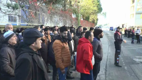 Maaşlarını alamayan işçiler fabrikayı bastı