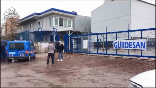 Maaşlarını alamayan işçiler fabrikayı bastı