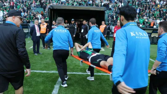 Maç bitti, onlarca taraftar sahaya girdi