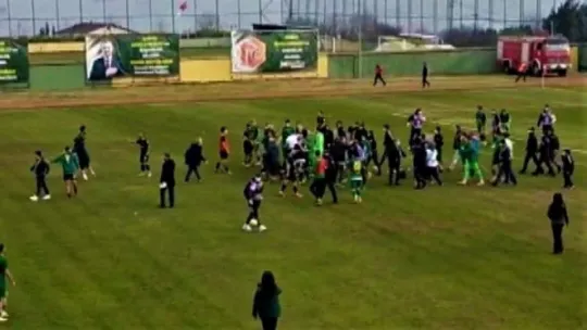 Maç sonrası futbolcular birbirine girdi 