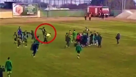 Maç sonrası futbolcular birbirine girdi 