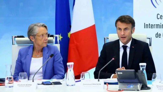 Macron: Sokaklara daha fazla polis konuşlandırılacak