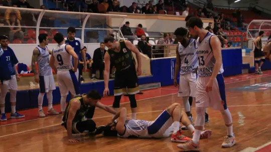Maçta kafasını zemine çarpan sporcu hastaneye kaldırıldı
