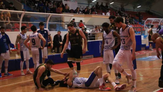 Maçta kafasını zemine çarpan sporcu hastaneye kaldırıldı