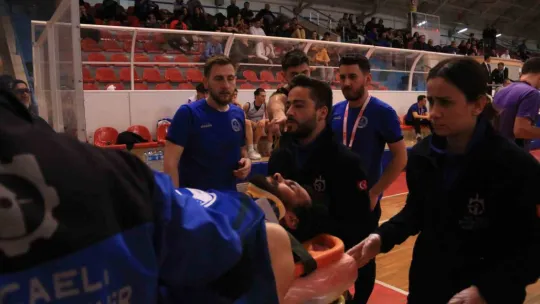 Maçta kafasını zemine çarpan sporcu hastaneye kaldırıldı