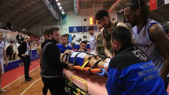 Maçta kafasını zemine çarpan sporcu hastaneye kaldırıldı