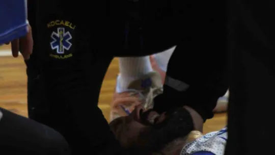 Maçta kafasını zemine çarpan sporcu hastaneye kaldırıldı