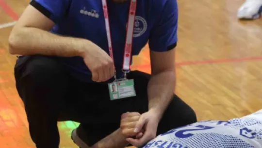 Maçta kafasını zemine çarpan sporcu hastaneye kaldırıldı