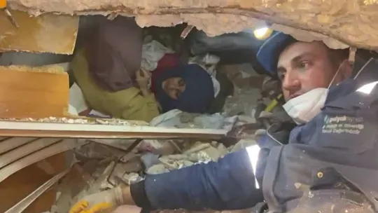 160 saat sonra 2 kişiyi daha kurtarıldı
