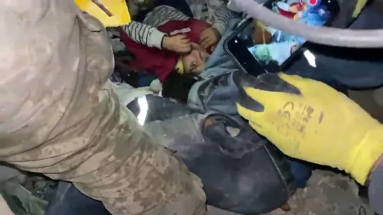 160 saat sonra 2 kişiyi daha kurtarıldı
