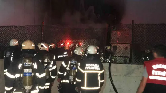 Madeni yağ fabrikasında çıkan yangın korkuttu