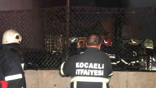 Madeni yağ fabrikasında çıkan yangın korkuttu