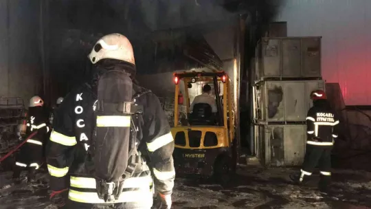 Madeni yağ fabrikasında çıkan yangın korkuttu