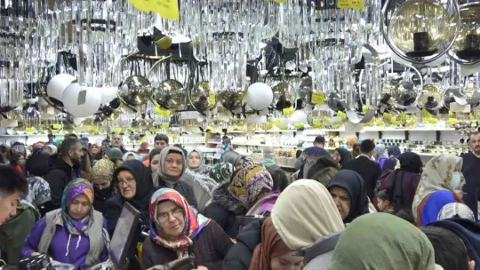 Mağaza açılışında izdiham! Eşyalar kırıldı