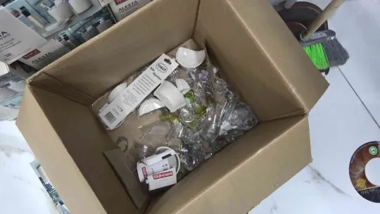 Mağaza açılışında izdiham! Eşyalar kırıldı