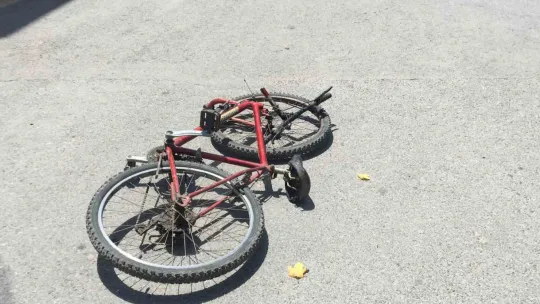 Mahallede bisiklet süren çocuk otomobile çarptı