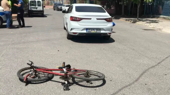 Mahallede bisiklet süren çocuk otomobile çarptı